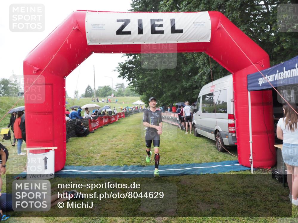 21.06.2025 - 27. Vierlanden-Triathlon MichiJ http://msf.ph/oto/8044629 15.06.2026 13:47:49 Ziel 1153 meine-sportfotos.de