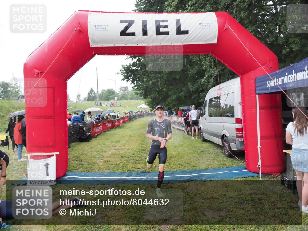 21.06.2025 - 27. Vierlanden-Triathlon MichiJ http://msf.ph/oto/8044632 15.06.2026 13:47:49 Ziel 1153 meine-sportfotos.de