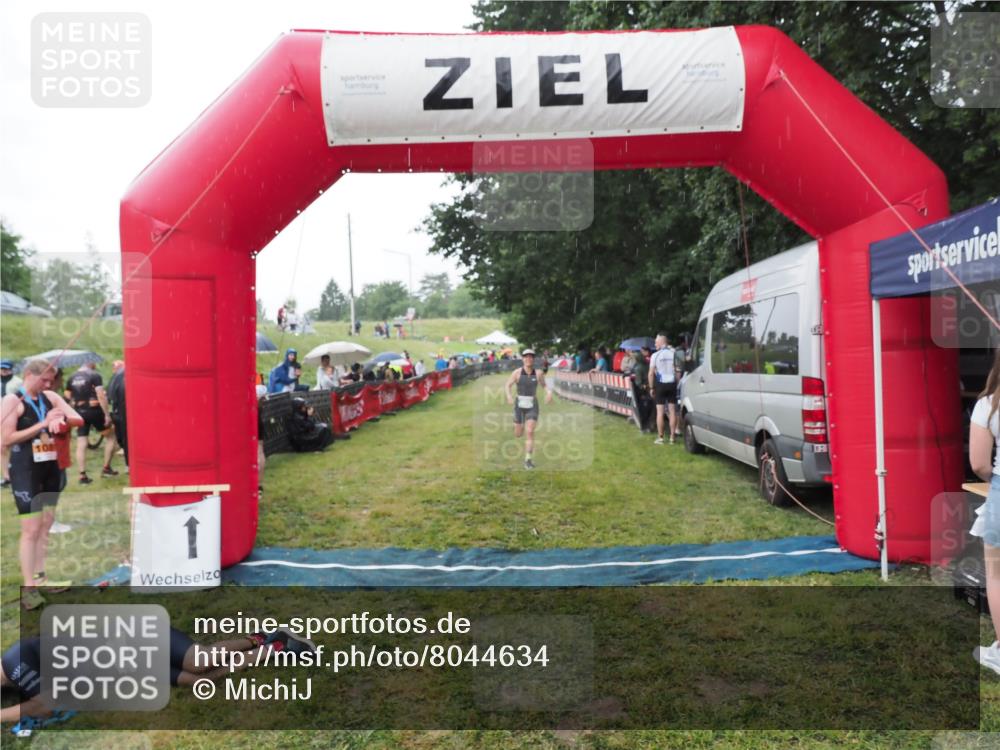 21.06.2025 - 27. Vierlanden-Triathlon MichiJ http://msf.ph/oto/8044634 15.06.2026 13:48:03 Ziel 898 meine-sportfotos.de