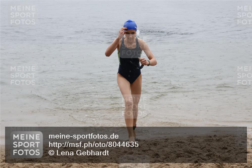 21.06.2025 - 27. Vierlanden-Triathlon Lena Gebhardt http://msf.ph/oto/8044635 15.06.2025 14:41:02 Schwimmen 1321, 1326 meine-sportfotos.de