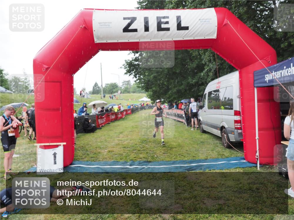 21.06.2025 - 27. Vierlanden-Triathlon MichiJ http://msf.ph/oto/8044644 15.06.2026 13:48:04 Ziel 898 meine-sportfotos.de