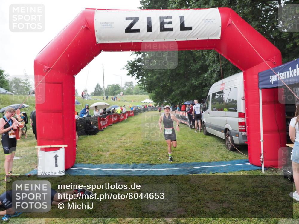 21.06.2025 - 27. Vierlanden-Triathlon MichiJ http://msf.ph/oto/8044653 15.06.2026 13:48:04 Ziel 898 meine-sportfotos.de