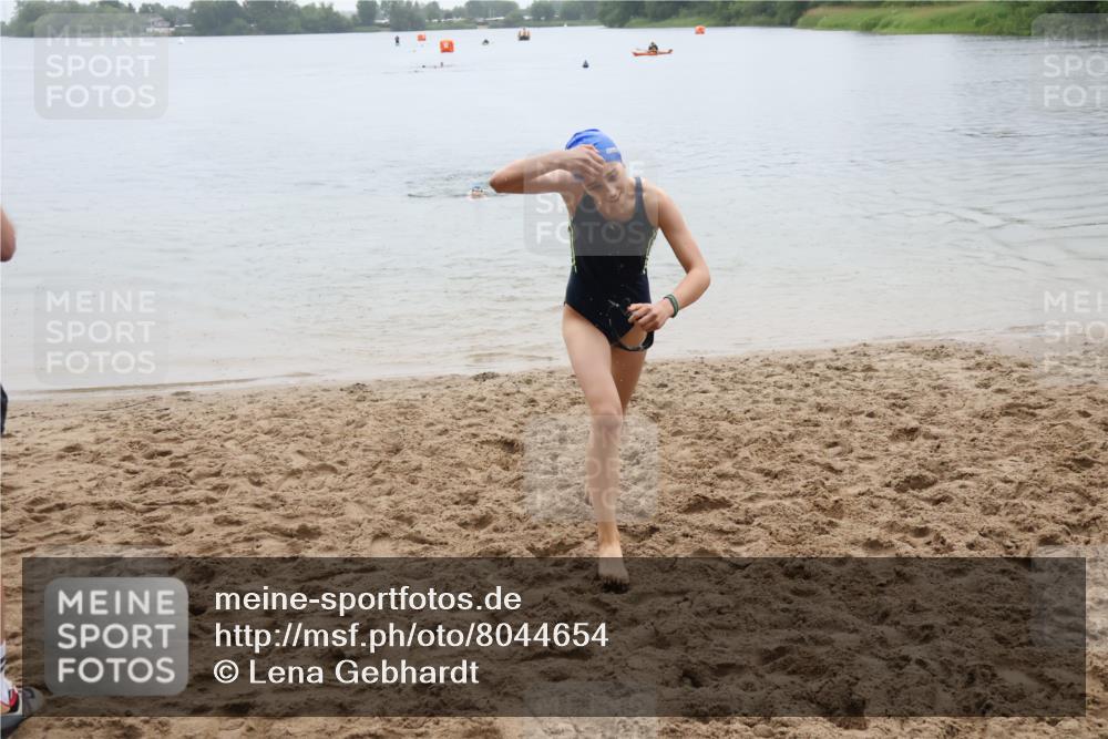 21.06.2025 - 27. Vierlanden-Triathlon Lena Gebhardt http://msf.ph/oto/8044654 15.06.2025 14:41:04 Schwimmen 1321, 1326, 1332 meine-sportfotos.de