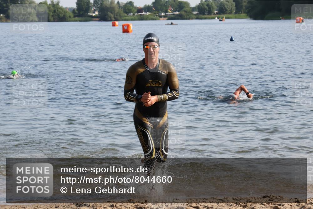 15.06.2025 - 27. Vierlanden-Triathlon Lena Gebhardt http://msf.ph/oto/8044660 15.06.2025 08:36:47 Schwimmen 39, 83 meine-sportfotos.de