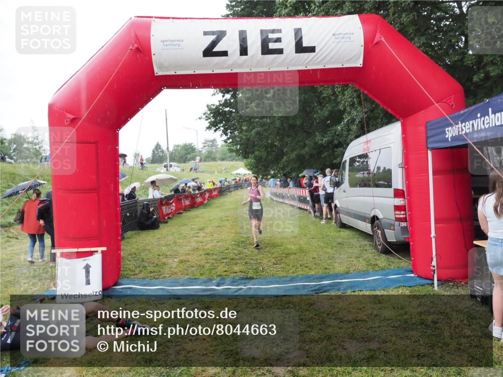 21.06.2025 - 27. Vierlanden-Triathlon MichiJ http://msf.ph/oto/8044663 15.06.2026 13:48:27 Ziel 901 meine-sportfotos.de