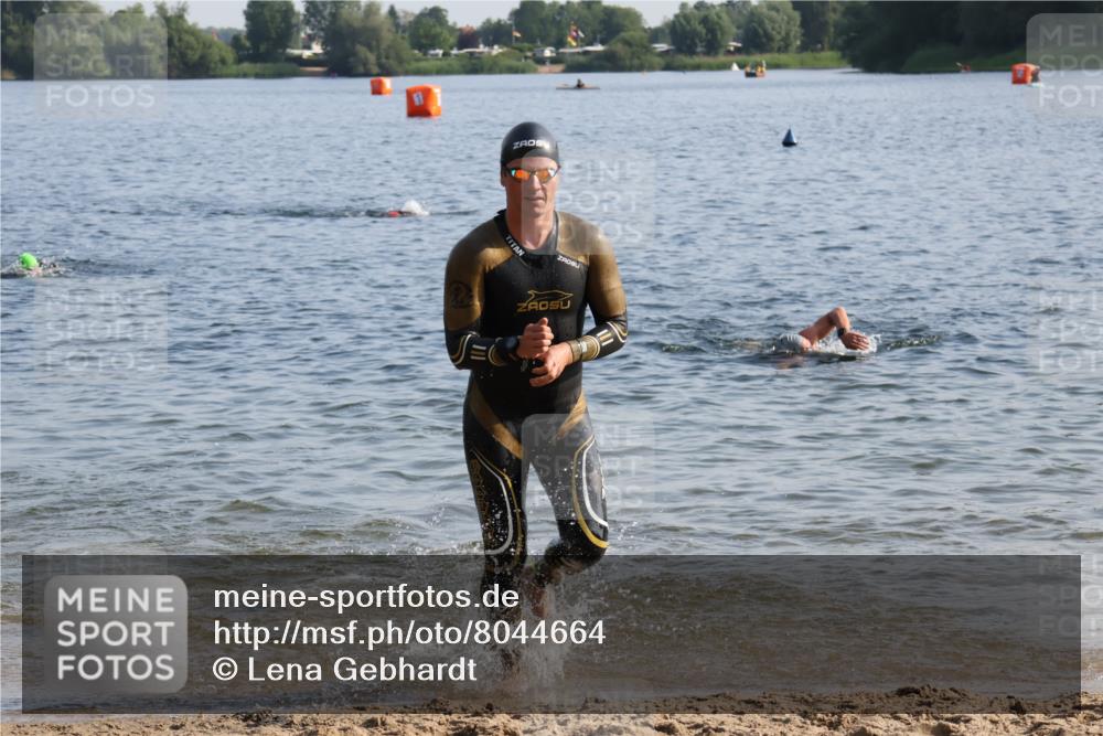 15.06.2025 - 27. Vierlanden-Triathlon Lena Gebhardt http://msf.ph/oto/8044664 15.06.2025 08:36:47 Schwimmen 39, 83 meine-sportfotos.de