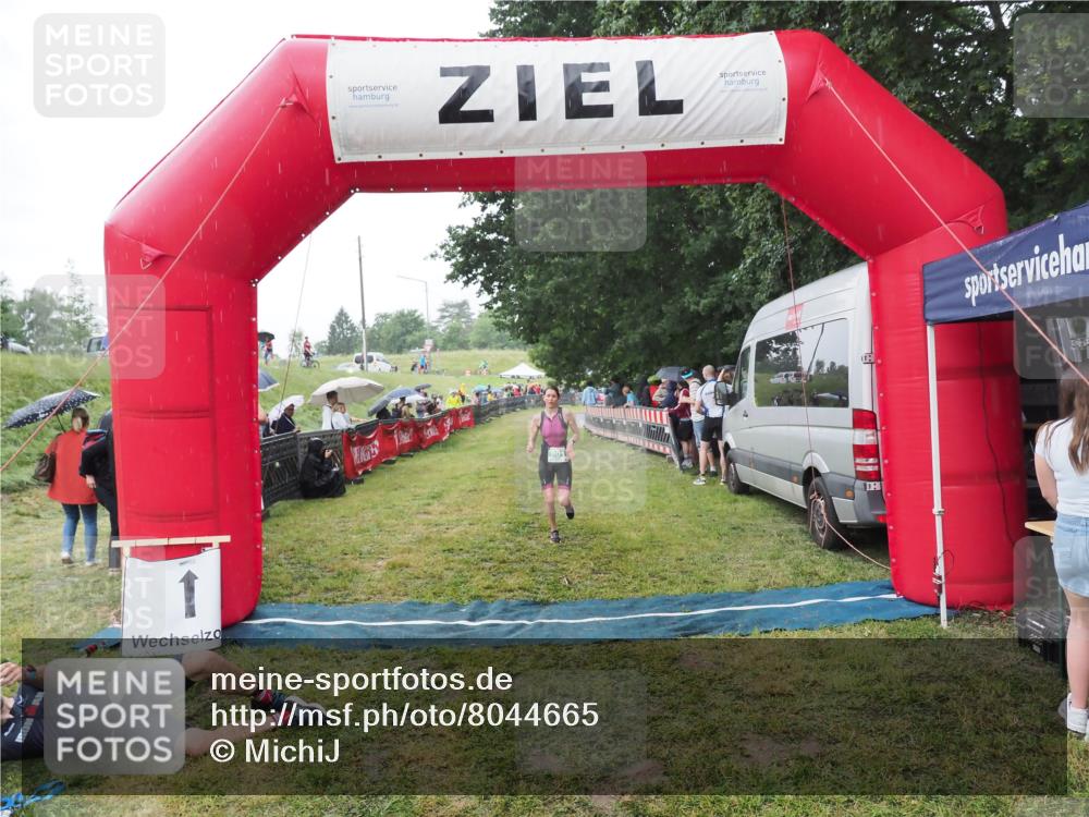 21.06.2025 - 27. Vierlanden-Triathlon MichiJ http://msf.ph/oto/8044665 15.06.2026 13:48:27 Ziel 901 meine-sportfotos.de