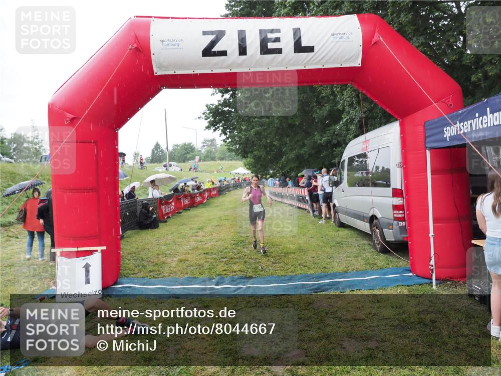 21.06.2025 - 27. Vierlanden-Triathlon MichiJ http://msf.ph/oto/8044667 15.06.2026 13:48:28 Ziel 901 meine-sportfotos.de