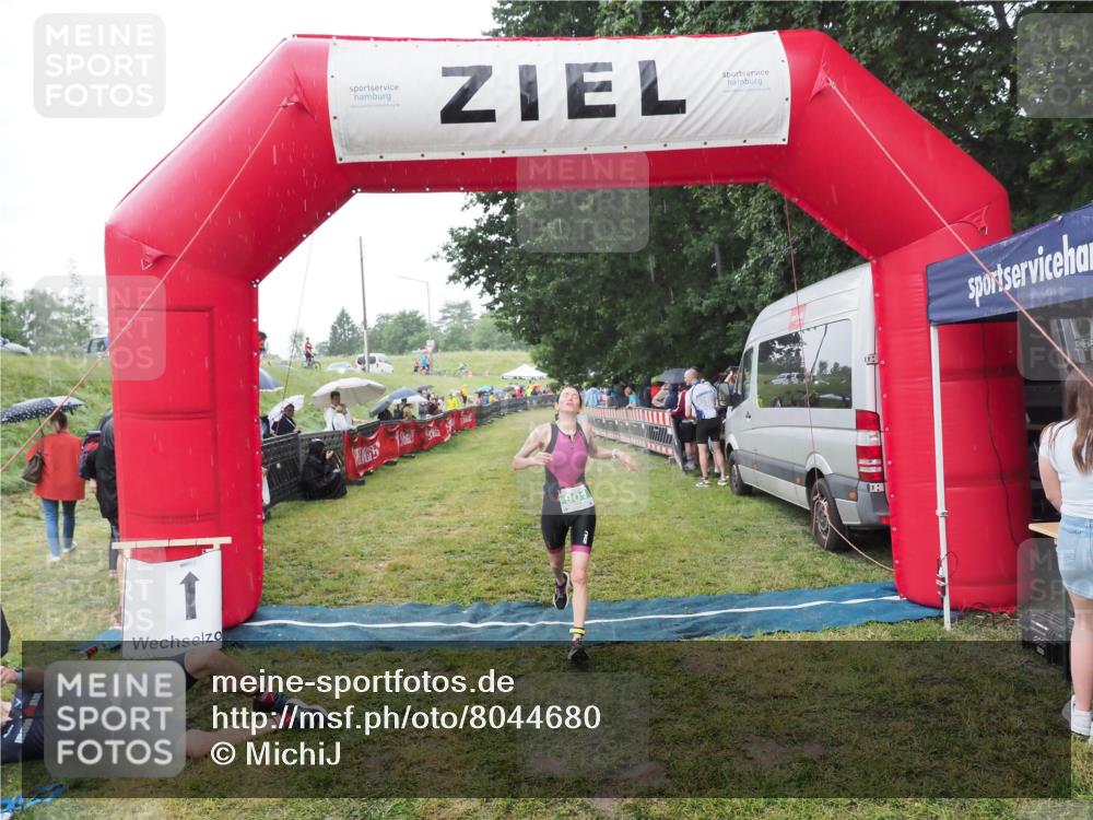 21.06.2025 - 27. Vierlanden-Triathlon MichiJ http://msf.ph/oto/8044680 15.06.2026 13:48:28 Ziel 901 meine-sportfotos.de