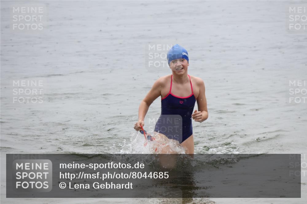 21.06.2025 - 27. Vierlanden-Triathlon Lena Gebhardt http://msf.ph/oto/8044685 15.06.2025 14:41:10 Schwimmen 1321, 1326, 1332 meine-sportfotos.de