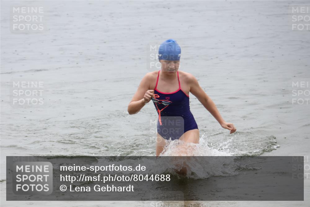 21.06.2025 - 27. Vierlanden-Triathlon Lena Gebhardt http://msf.ph/oto/8044688 15.06.2025 14:41:10 Schwimmen 1321, 1326, 1332 meine-sportfotos.de