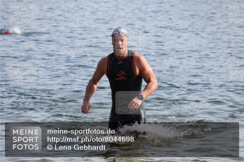 15.06.2025 - 27. Vierlanden-Triathlon Lena Gebhardt http://msf.ph/oto/8044698 15.06.2025 08:36:54 Schwimmen 39, 69 meine-sportfotos.de