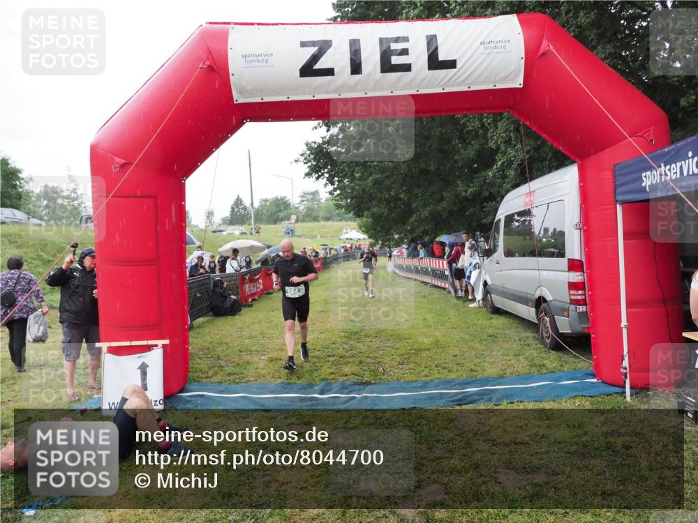 21.06.2025 - 27. Vierlanden-Triathlon MichiJ http://msf.ph/oto/8044700 15.06.2026 13:48:47 Ziel 684, 1149 meine-sportfotos.de