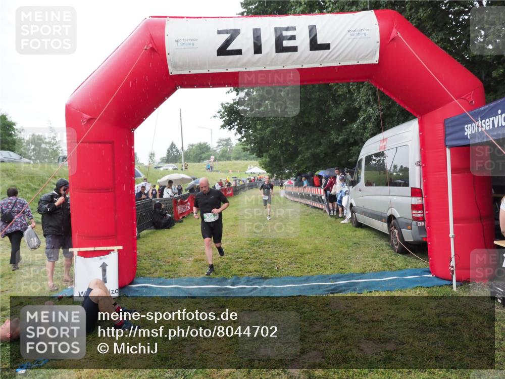 21.06.2025 - 27. Vierlanden-Triathlon MichiJ http://msf.ph/oto/8044702 15.06.2026 13:48:47 Ziel 684, 1149 meine-sportfotos.de