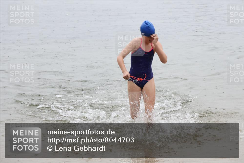 21.06.2025 - 27. Vierlanden-Triathlon Lena Gebhardt http://msf.ph/oto/8044703 15.06.2025 14:41:11 Schwimmen 1326, 1332 meine-sportfotos.de