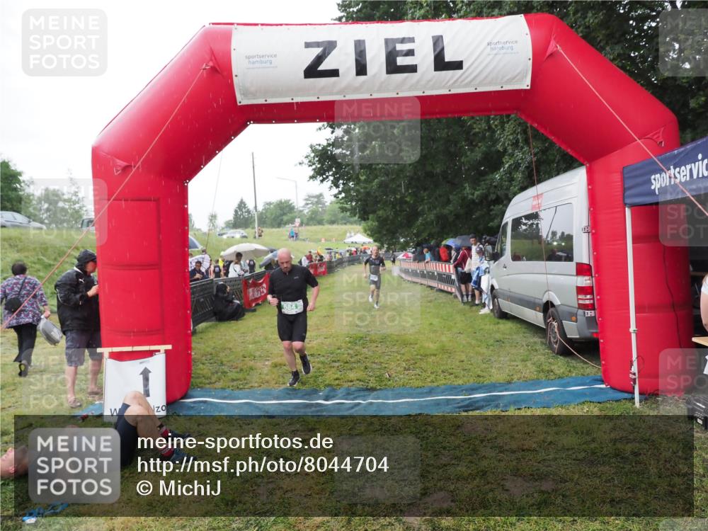 21.06.2025 - 27. Vierlanden-Triathlon MichiJ http://msf.ph/oto/8044704 15.06.2026 13:48:48 Ziel 684, 1149 meine-sportfotos.de