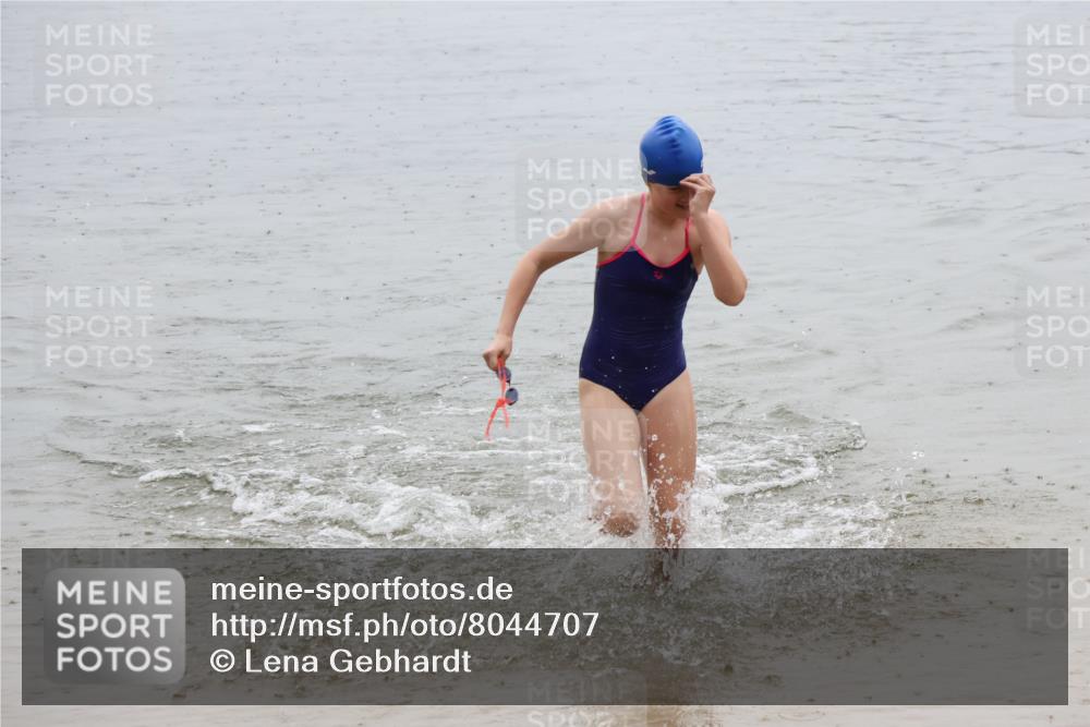 21.06.2025 - 27. Vierlanden-Triathlon Lena Gebhardt http://msf.ph/oto/8044707 15.06.2025 14:41:12 Schwimmen 1326, 1332 meine-sportfotos.de