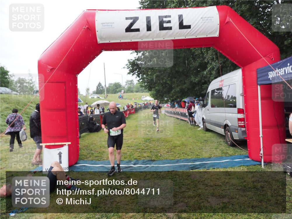 21.06.2025 - 27. Vierlanden-Triathlon MichiJ http://msf.ph/oto/8044711 15.06.2026 13:48:48 Ziel 684, 1149 meine-sportfotos.de