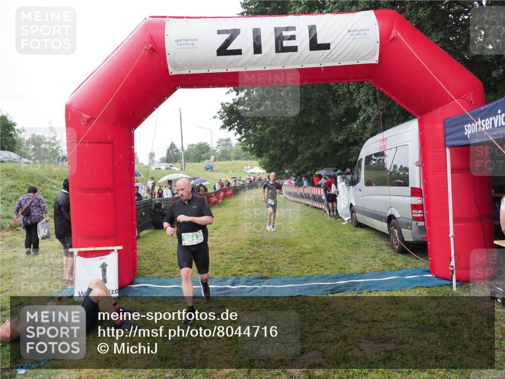 21.06.2025 - 27. Vierlanden-Triathlon MichiJ http://msf.ph/oto/8044716 15.06.2026 13:48:48 Ziel 684, 1149 meine-sportfotos.de