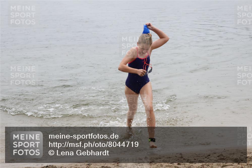 21.06.2025 - 27. Vierlanden-Triathlon Lena Gebhardt http://msf.ph/oto/8044719 15.06.2025 14:41:12 Schwimmen 1326, 1332 meine-sportfotos.de