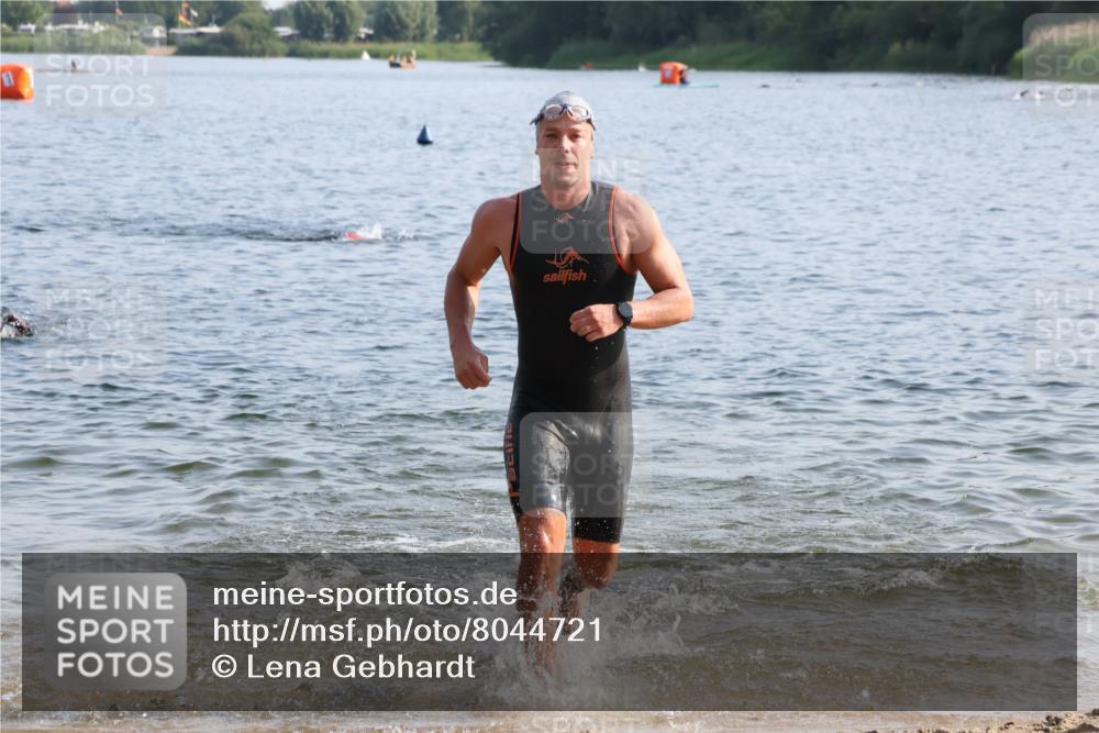 15.06.2025 - 27. Vierlanden-Triathlon Lena Gebhardt http://msf.ph/oto/8044721 15.06.2025 08:36:56 Schwimmen 39, 69 meine-sportfotos.de