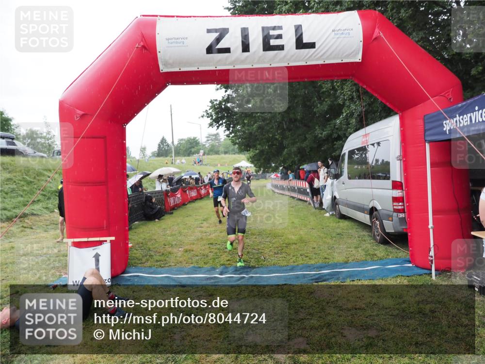 21.06.2025 - 27. Vierlanden-Triathlon MichiJ http://msf.ph/oto/8044724 15.06.2026 13:49:05 Ziel 792, 1148 meine-sportfotos.de