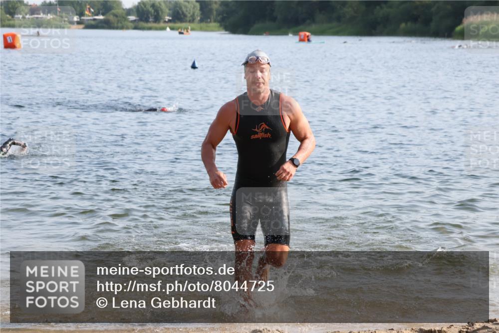 15.06.2025 - 27. Vierlanden-Triathlon Lena Gebhardt http://msf.ph/oto/8044725 15.06.2025 08:36:56 Schwimmen 39, 69 meine-sportfotos.de