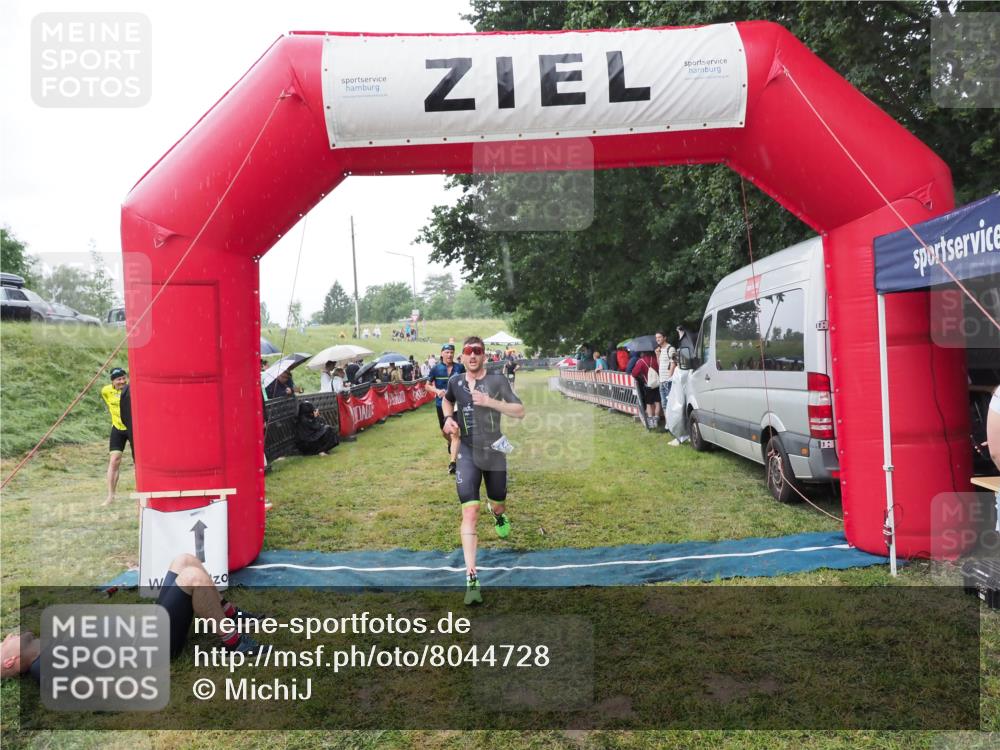 21.06.2025 - 27. Vierlanden-Triathlon MichiJ http://msf.ph/oto/8044728 15.06.2026 13:49:05 Ziel 792, 1148 meine-sportfotos.de