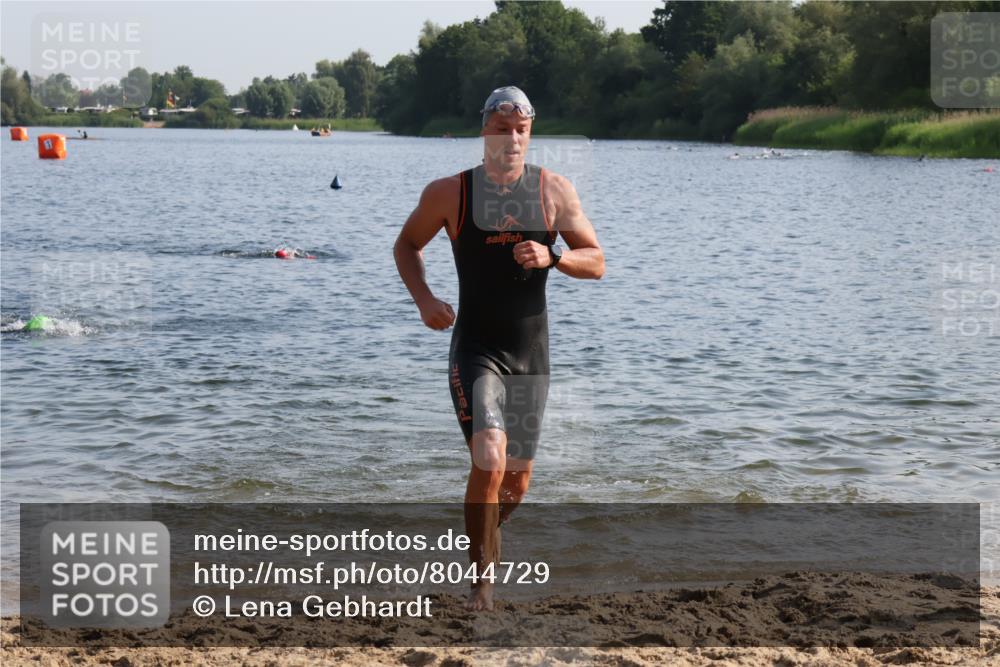 15.06.2025 - 27. Vierlanden-Triathlon Lena Gebhardt http://msf.ph/oto/8044729 15.06.2025 08:36:57 Schwimmen 39, 69 meine-sportfotos.de