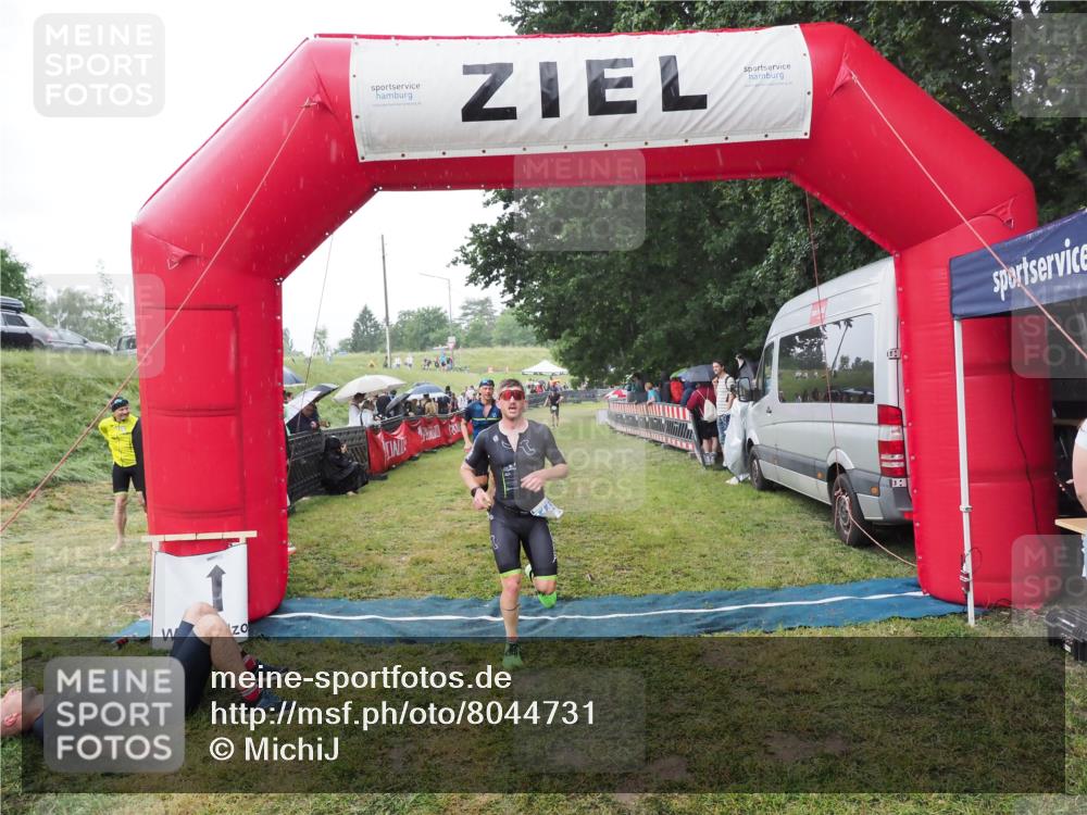 21.06.2025 - 27. Vierlanden-Triathlon MichiJ http://msf.ph/oto/8044731 15.06.2026 13:49:06 Ziel 792, 1148 meine-sportfotos.de