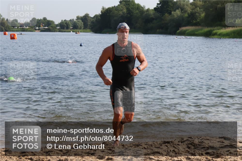 15.06.2025 - 27. Vierlanden-Triathlon Lena Gebhardt http://msf.ph/oto/8044732 15.06.2025 08:36:57 Schwimmen 39, 69 meine-sportfotos.de