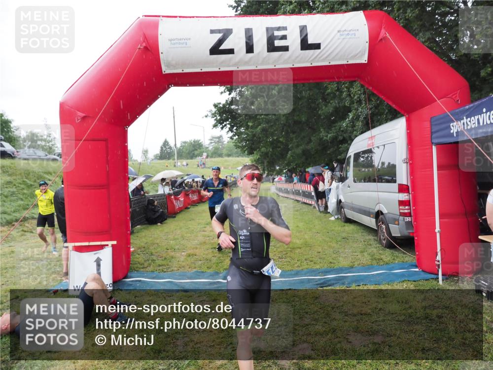 21.06.2025 - 27. Vierlanden-Triathlon MichiJ http://msf.ph/oto/8044737 15.06.2026 13:49:06 Ziel 792, 1148 meine-sportfotos.de