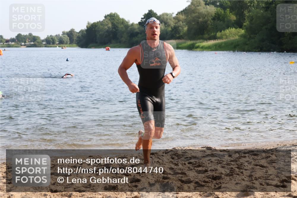 15.06.2025 - 27. Vierlanden-Triathlon Lena Gebhardt http://msf.ph/oto/8044740 15.06.2025 08:36:58 Schwimmen 39, 69 meine-sportfotos.de