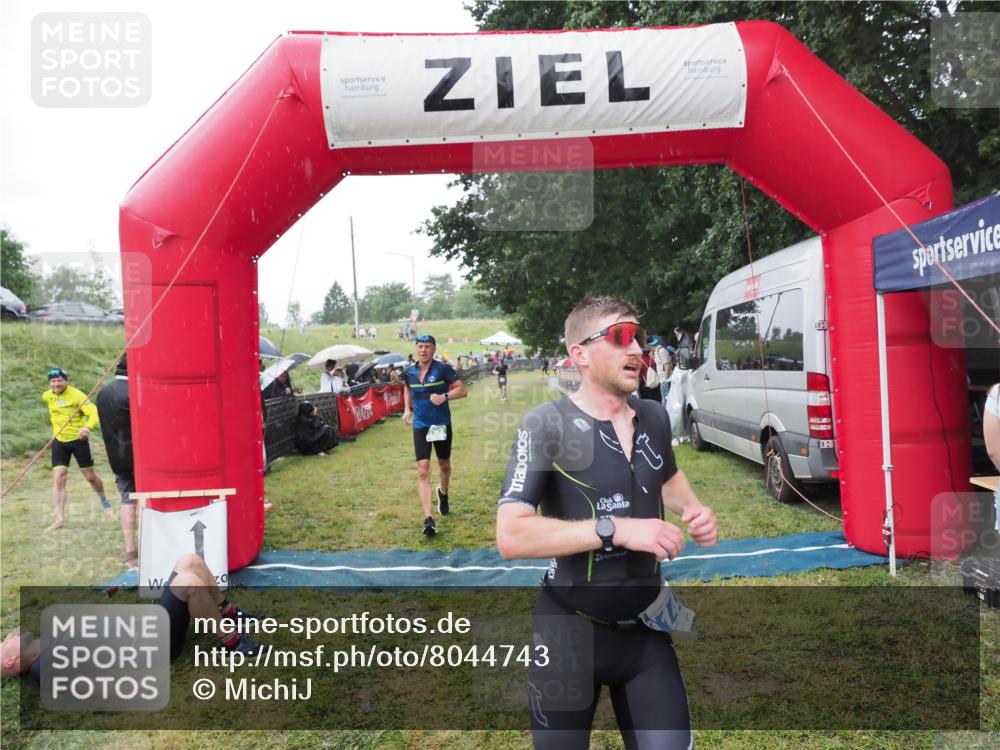 21.06.2025 - 27. Vierlanden-Triathlon MichiJ http://msf.ph/oto/8044743 15.06.2026 13:49:07 Ziel 792, 1148 meine-sportfotos.de