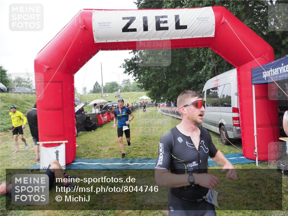 21.06.2025 - 27. Vierlanden-Triathlon MichiJ http://msf.ph/oto/8044746 15.06.2026 13:49:07 Ziel 792, 1148 meine-sportfotos.de