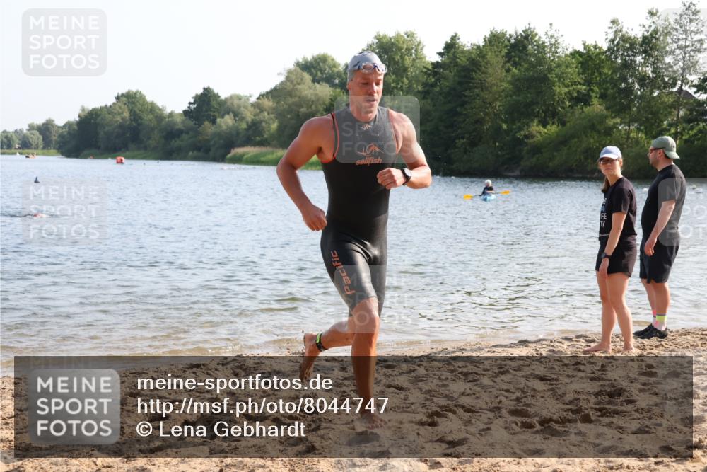 15.06.2025 - 27. Vierlanden-Triathlon Lena Gebhardt http://msf.ph/oto/8044747 15.06.2025 08:36:58 Schwimmen 39, 69 meine-sportfotos.de