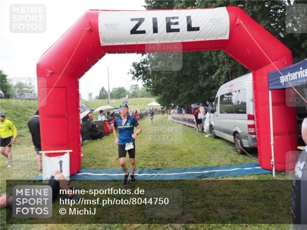 21.06.2025 - 27. Vierlanden-Triathlon MichiJ http://msf.ph/oto/8044750 15.06.2026 13:49:07 Ziel 792, 1148 meine-sportfotos.de