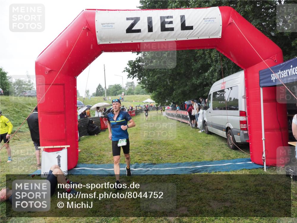 21.06.2025 - 27. Vierlanden-Triathlon MichiJ http://msf.ph/oto/8044752 15.06.2026 13:49:07 Ziel 792, 1148 meine-sportfotos.de