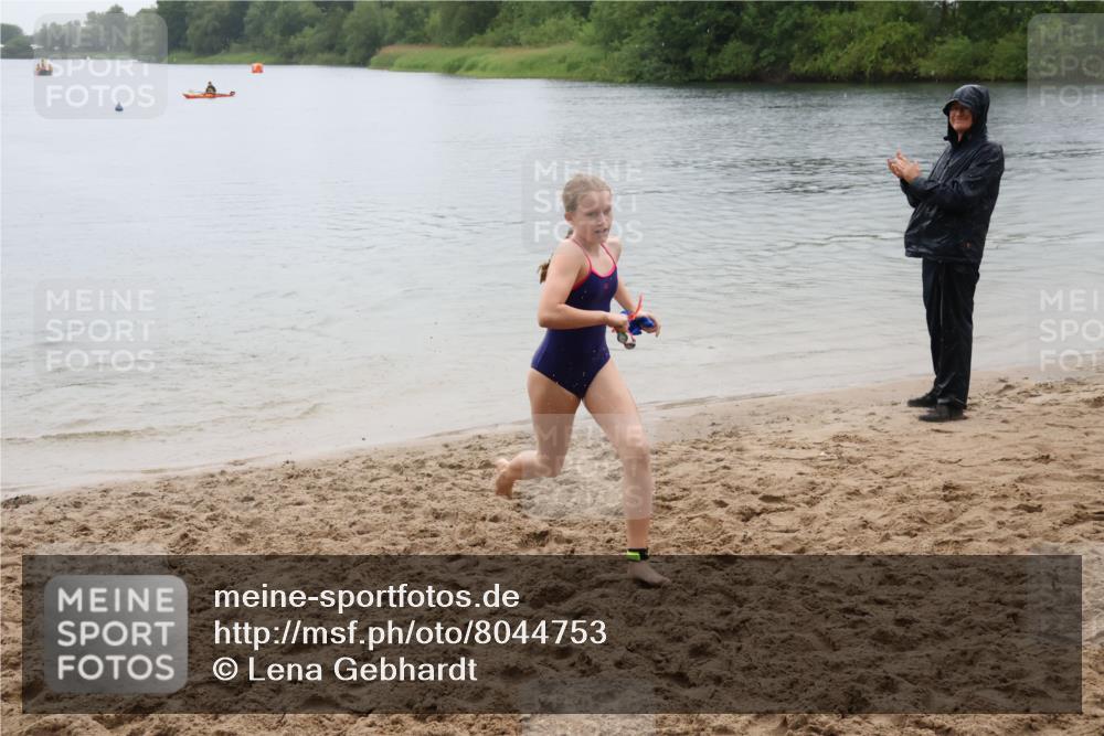 21.06.2025 - 27. Vierlanden-Triathlon Lena Gebhardt http://msf.ph/oto/8044753 15.06.2025 14:41:13 Schwimmen 1326, 1332 meine-sportfotos.de