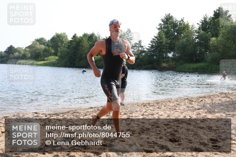 15.06.2025 - 27. Vierlanden-Triathlon Lena Gebhardt http://msf.ph/oto/8044755 15.06.2025 08:36:59 Schwimmen 39, 69 meine-sportfotos.de