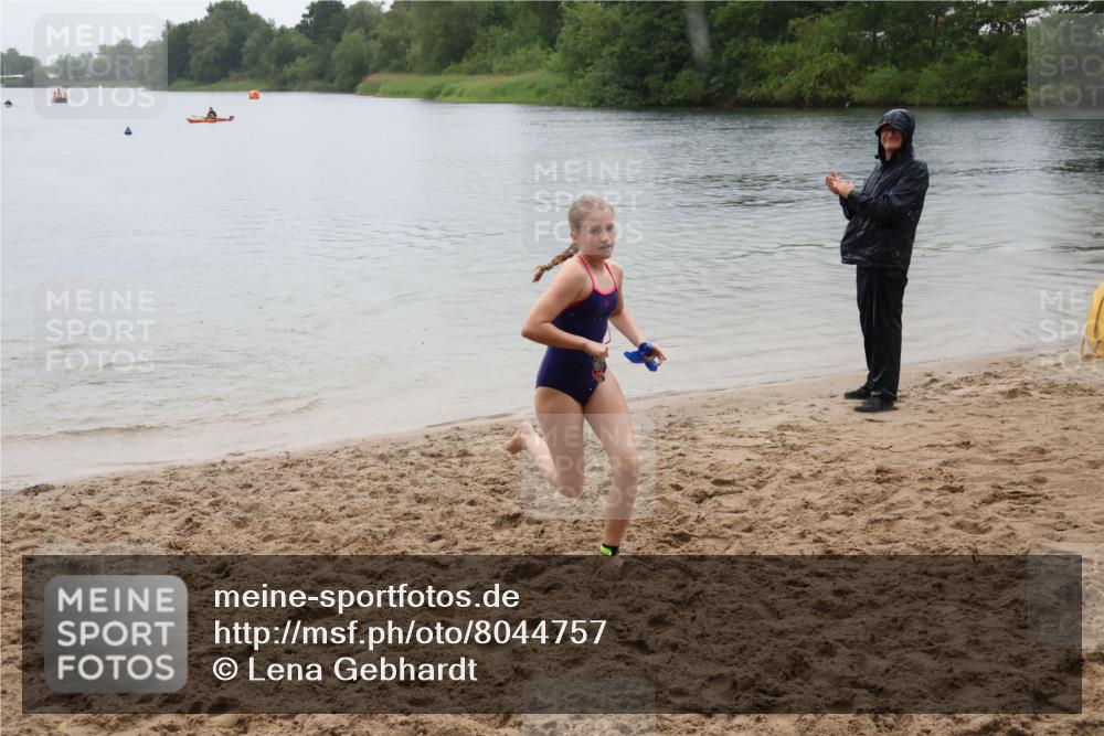 21.06.2025 - 27. Vierlanden-Triathlon Lena Gebhardt http://msf.ph/oto/8044757 15.06.2025 14:41:14 Schwimmen 1332 meine-sportfotos.de