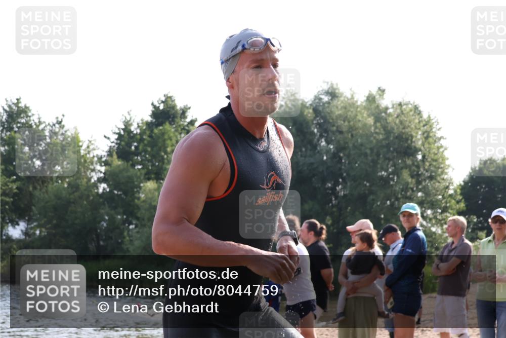 15.06.2025 - 27. Vierlanden-Triathlon Lena Gebhardt http://msf.ph/oto/8044759 15.06.2025 08:37:00 Schwimmen 69 meine-sportfotos.de