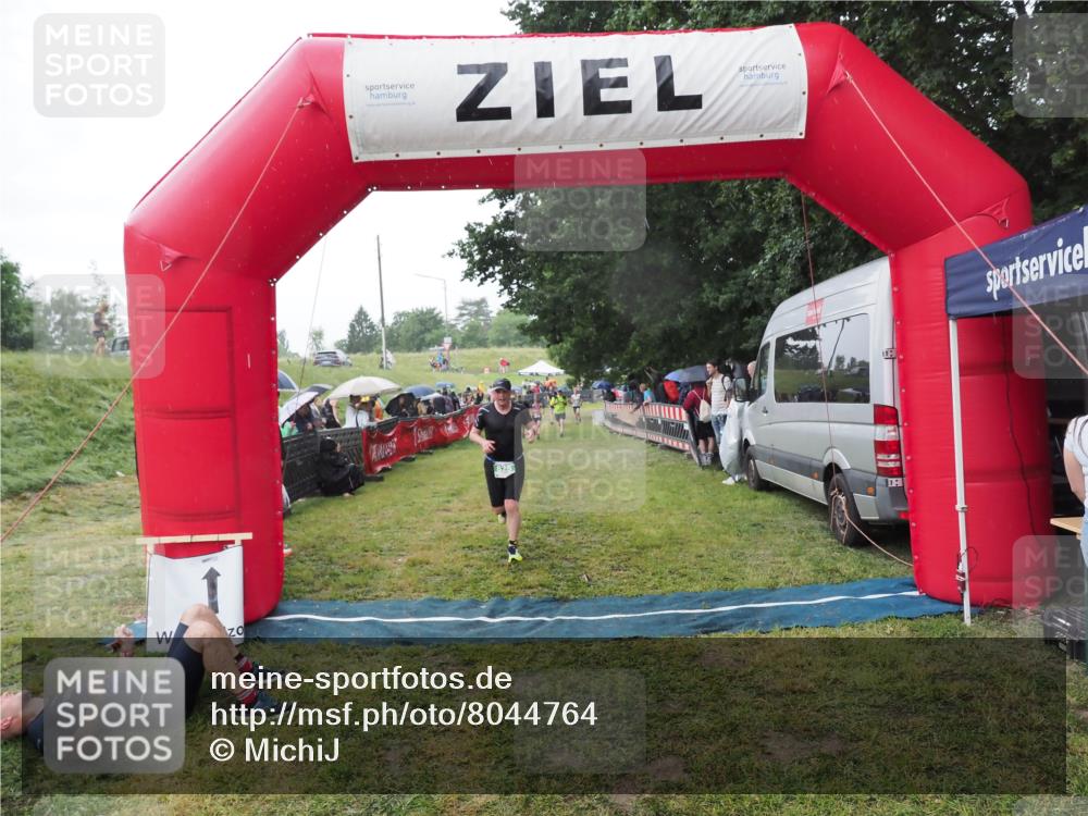 21.06.2025 - 27. Vierlanden-Triathlon MichiJ http://msf.ph/oto/8044764 15.06.2026 13:49:13 Ziel 792, 825 meine-sportfotos.de