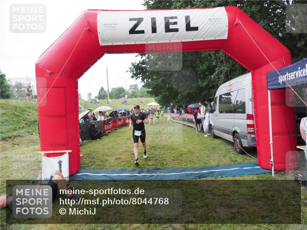 21.06.2025 - 27. Vierlanden-Triathlon MichiJ http://msf.ph/oto/8044768 15.06.2026 13:49:13 Ziel 792, 825 meine-sportfotos.de