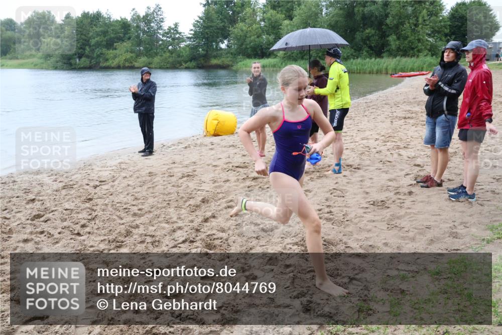 21.06.2025 - 27. Vierlanden-Triathlon Lena Gebhardt http://msf.ph/oto/8044769 15.06.2025 14:41:15 Schwimmen 1332 meine-sportfotos.de