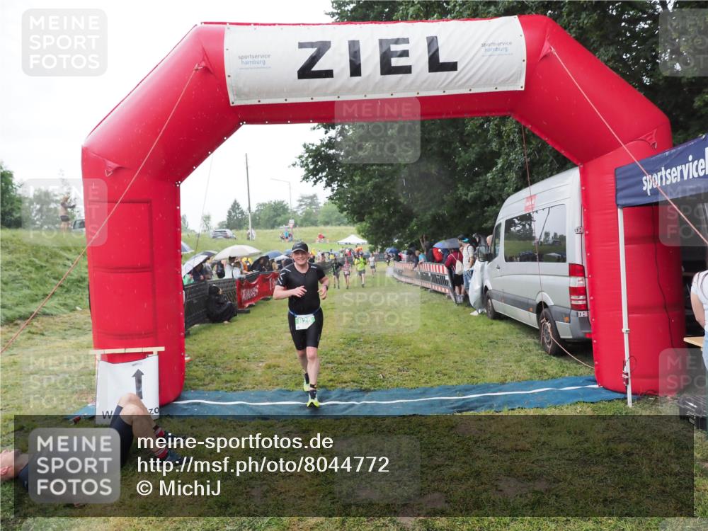 21.06.2025 - 27. Vierlanden-Triathlon MichiJ http://msf.ph/oto/8044772 15.06.2026 13:49:14 Ziel 792, 825 meine-sportfotos.de
