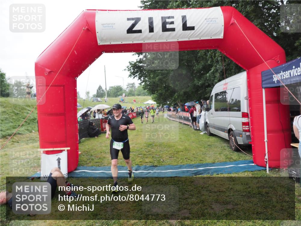 21.06.2025 - 27. Vierlanden-Triathlon MichiJ http://msf.ph/oto/8044773 15.06.2026 13:49:14 Ziel 792, 825 meine-sportfotos.de