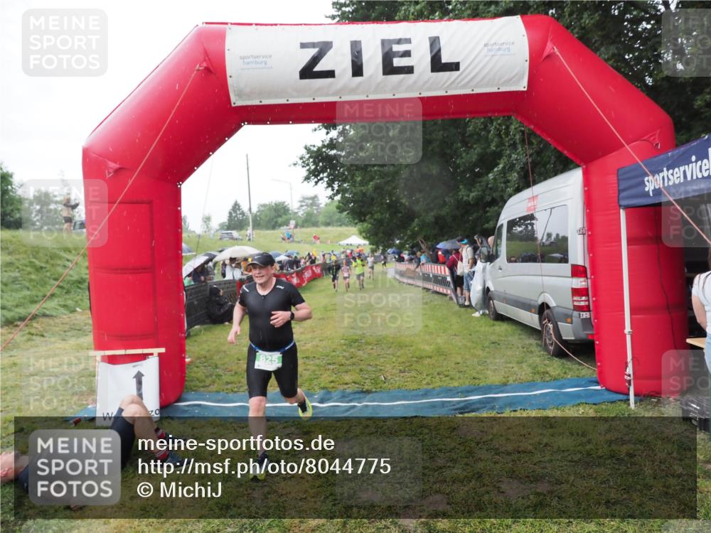 21.06.2025 - 27. Vierlanden-Triathlon MichiJ http://msf.ph/oto/8044775 15.06.2026 13:49:14 Ziel 792, 825 meine-sportfotos.de