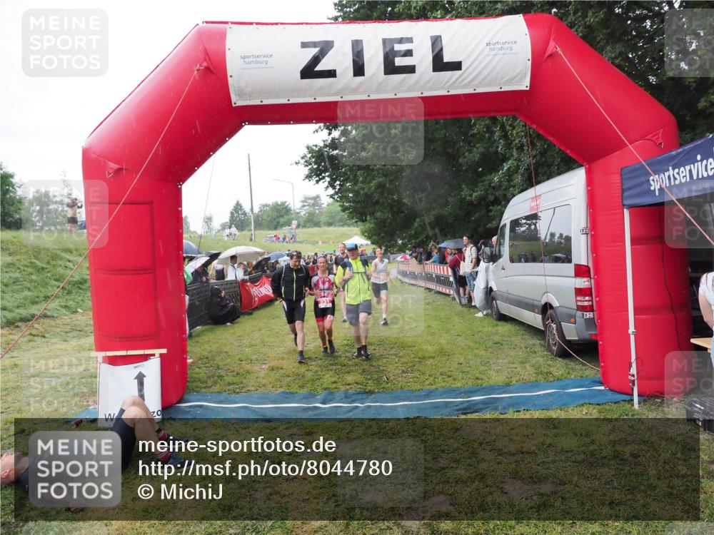 21.06.2025 - 27. Vierlanden-Triathlon MichiJ http://msf.ph/oto/8044780 15.06.2026 13:49:19 Ziel 231, 825, 924, 1162 meine-sportfotos.de