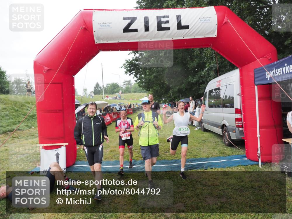 21.06.2025 - 27. Vierlanden-Triathlon MichiJ http://msf.ph/oto/8044792 15.06.2026 13:49:21 Ziel 231, 825, 924, 1162 meine-sportfotos.de